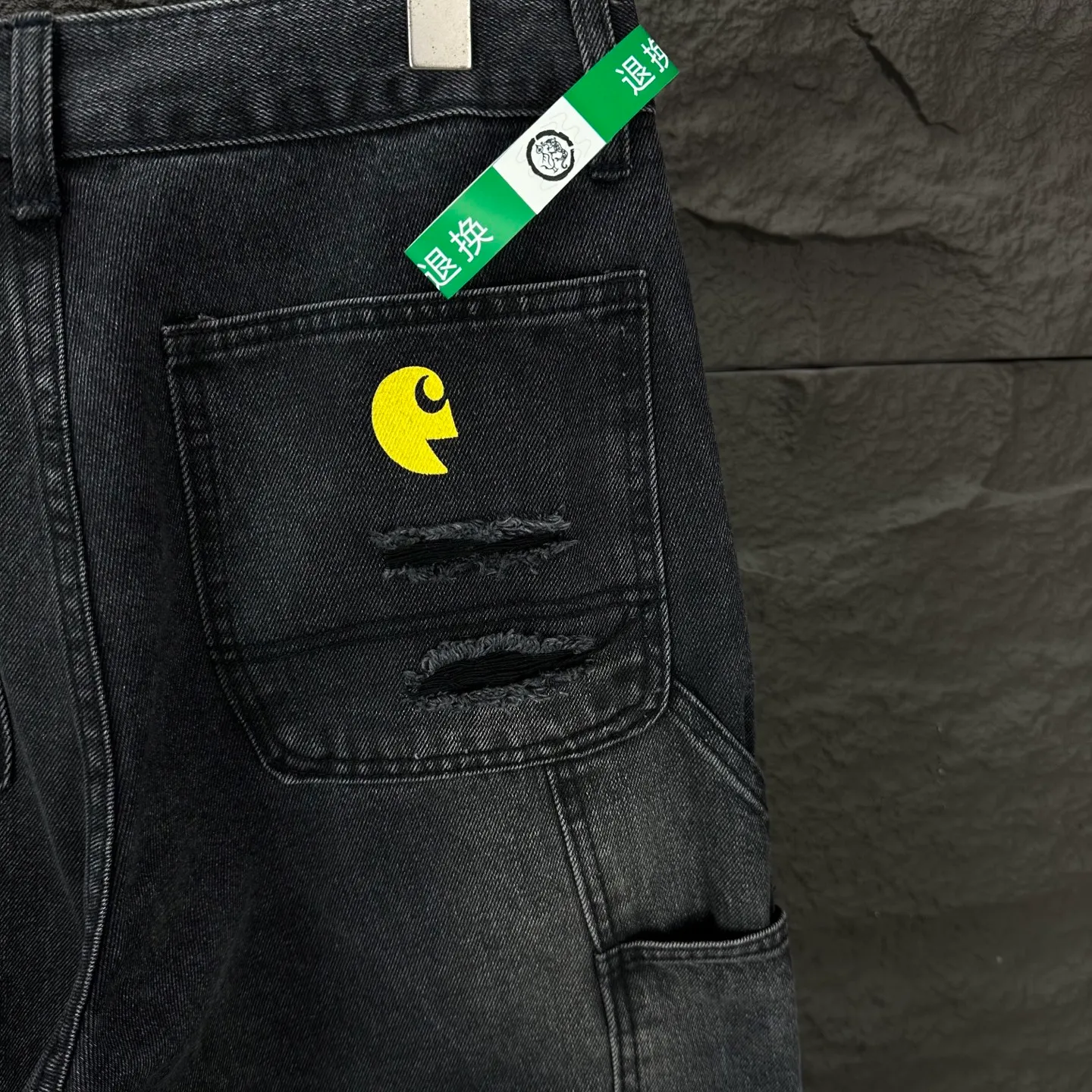 Carhartt 2025 New Arrival Simpson ripped multi-pocket logging workwear couple's washed jeans High version High version Top ceiling Quality Styles with different washed textures are very friendly to people with thin legs and thick legs. The straight version is very flattering to the leg shape. Moderate length that never goes out of style, easy to match with casually, basic styling for various styles, a must-have in the wardrobe! The fabric is stiff but also makes the upper body soft without losing texture. The washing process is even more perfect. It is a must-have item for everyone! ! ! Washed wheat, hang tag, pants label, three labels complete Color: washed black Size: 28, 30, 32, 34, 36 (five sizes)